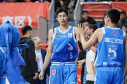 -福建男篮在比赛中展现出顽强斗志