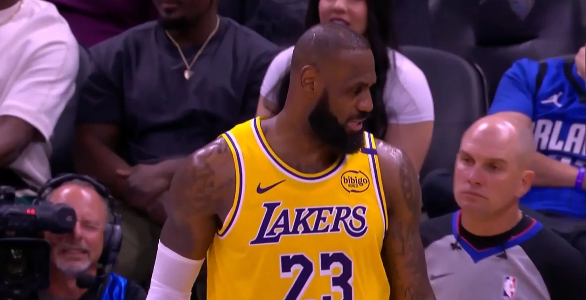 湖人惨败马刺,詹姆斯受伤退出比赛 湖人惨败马刺,詹姆斯受伤退出比赛