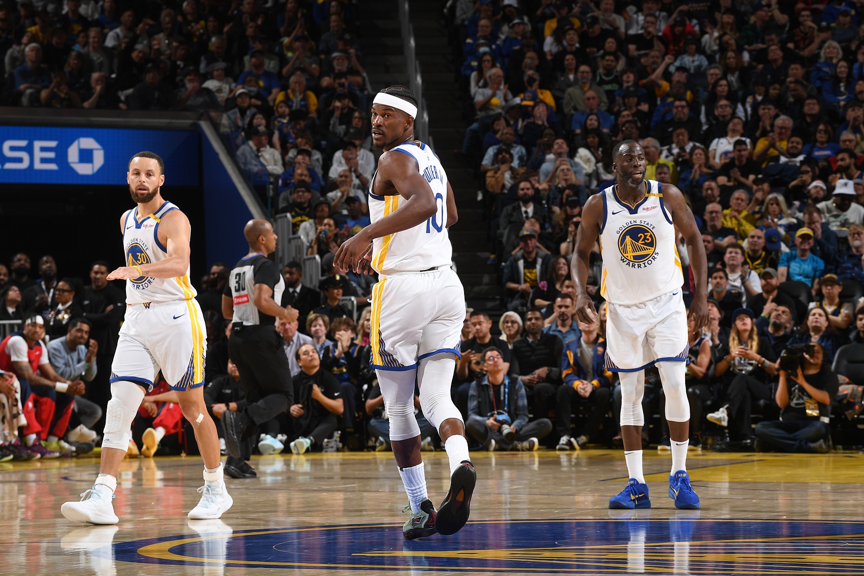 勇士大胜魔术,领跑西部 勇士大胜魔术,领跑西部