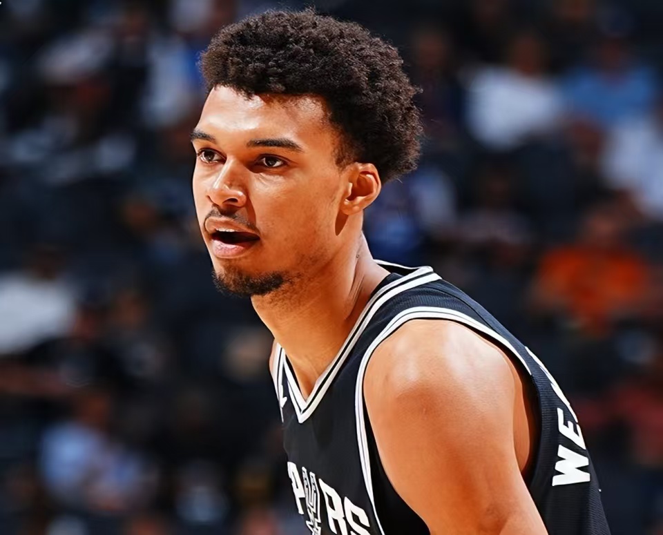 爵士集体发威，击败活塞