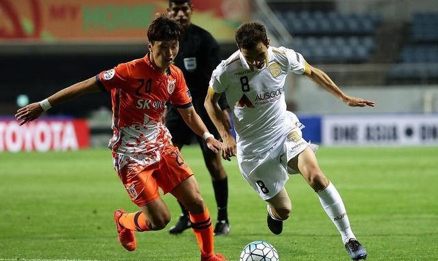 上海申花爆冷客场3-1击败广岛三箭,亚冠出线希望重新点亮。 上海申花爆冷客场3-1击败广岛三箭,亚冠出线希望重新点亮。