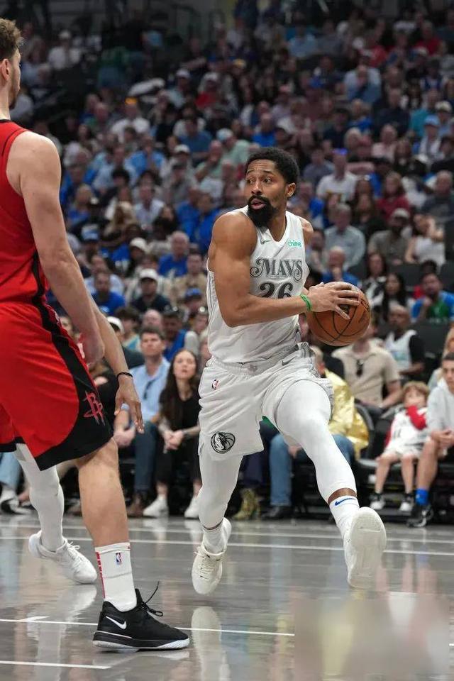 火箭主场取胜,封盖大帽达拉斯独行侠 火箭主场取胜,封盖大帽达拉斯独行侠